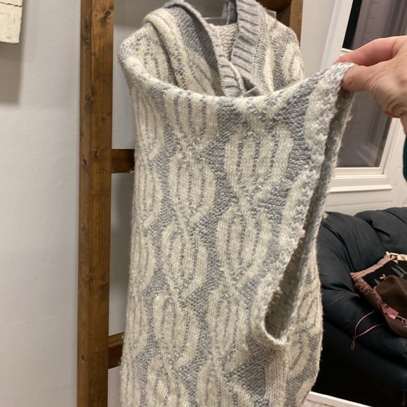 EUC Aerie Hooded Chunky Knit Poncho - Picture 8 of 11